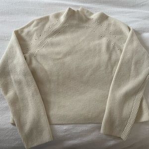 Perfect condition! Selling just because I no longer reach for it. Mock neck.